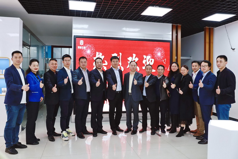 قام الرئيس ليو والوفد المرافق له من غرفة تجارة راوبينج بزيارة مجموعة راينلاند